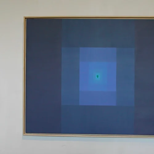 Obra abstracta geométrica Una Isla en mitad de un Océano en calma de Paco Cremades, 2003, acrílico sobre lienzo 80x100 cm.